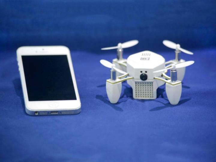 zano-mini-drone-iphone-5