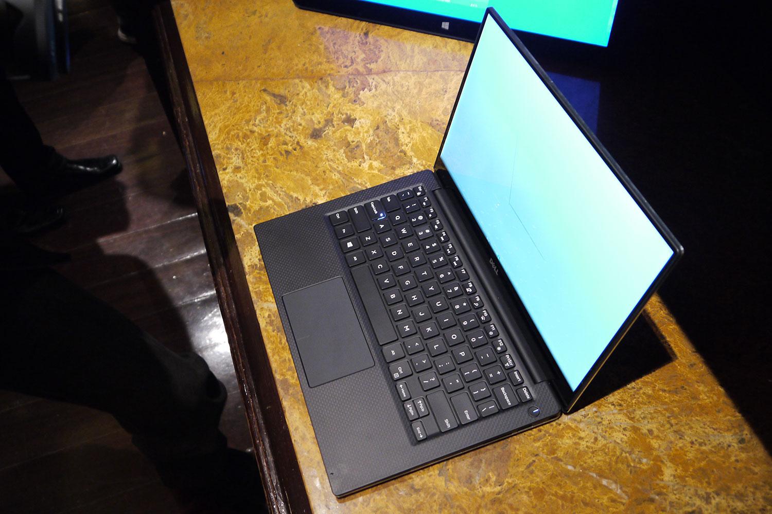 dell xps 13 laptop has a screen with virtually no bezel hands on p1100331