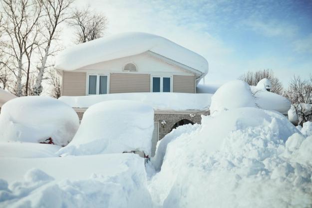 https://www.digitaltrends.com/wp-content/uploads/2015/01/House-burried-in-snow-by-blizzard.jpg?resize=625%2C417&p=1