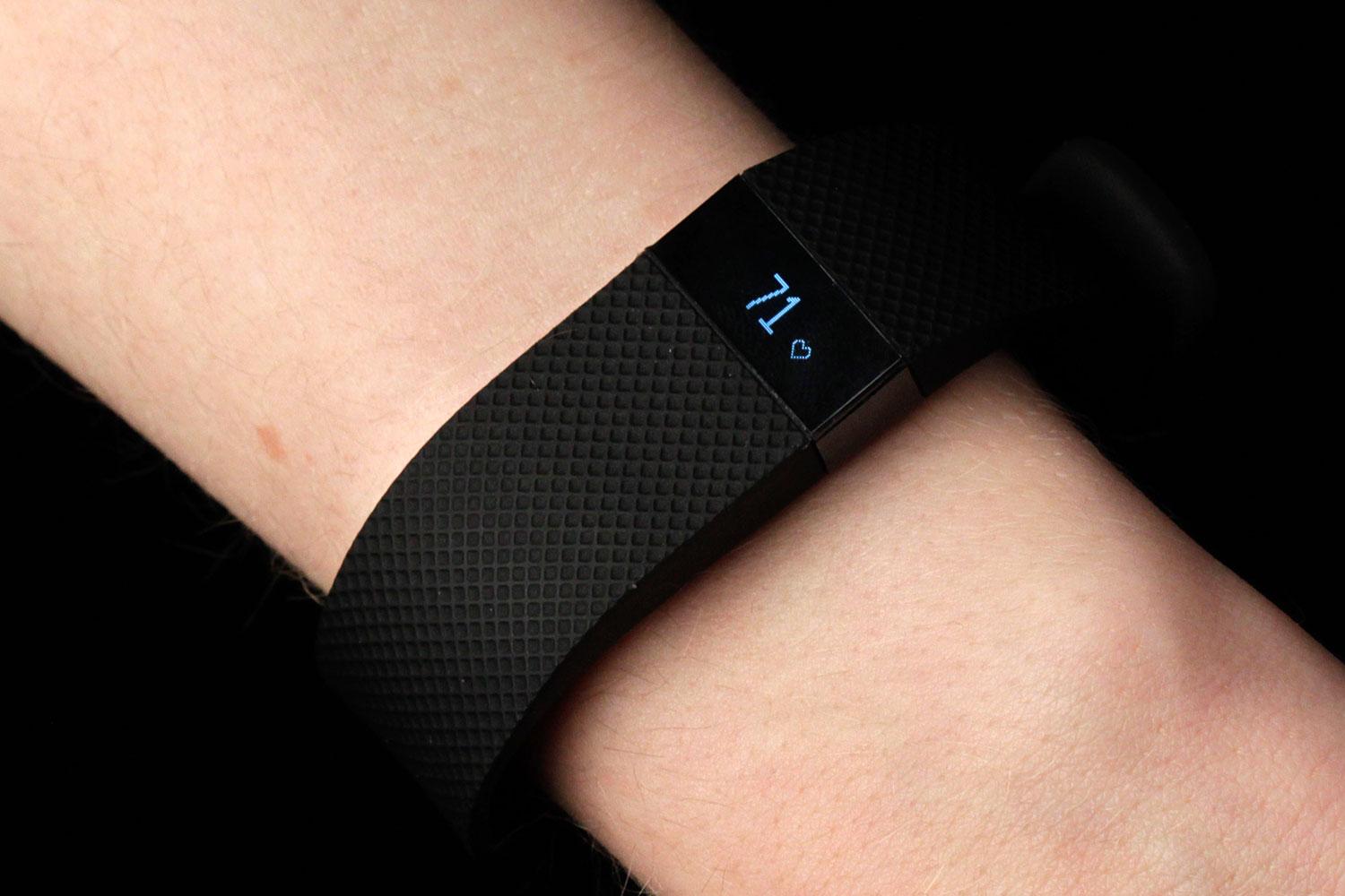 Bewustzijn scherm met tijd Fitbit Charge HR Review | Fitness Tracker | Digital Trends