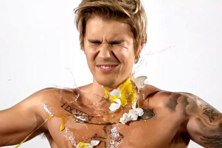 justin bieber comedy central roast eggs gets egged