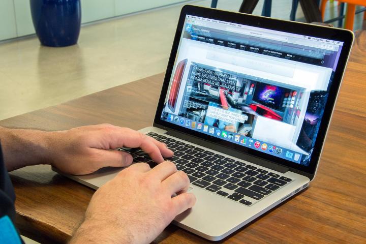 Uma pessoa digita no MacBook Pro de 13 polegadas de 2015.