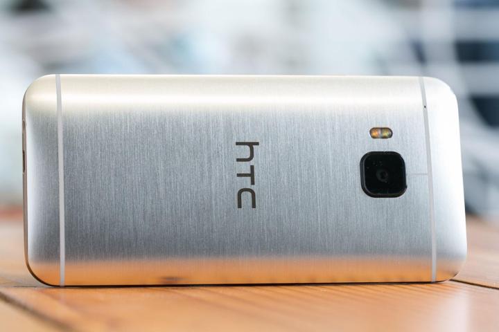 HTC One M9 atrás