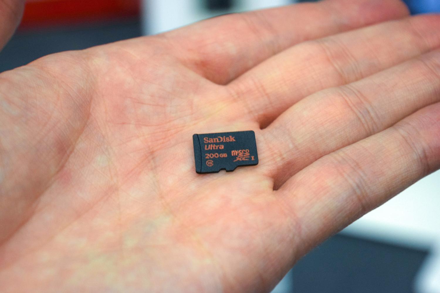 geschenk Lucht binnen SanDisk Releases World's First 200GB MicroSD Card | Digital Trends