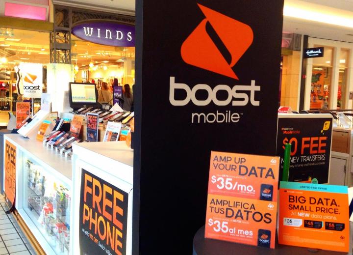 Рекламный дисплей Boost Mobile в киоске торгового центра. 