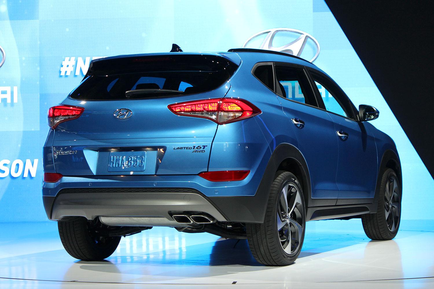 2016 Hyundai Tuscon back angle 3