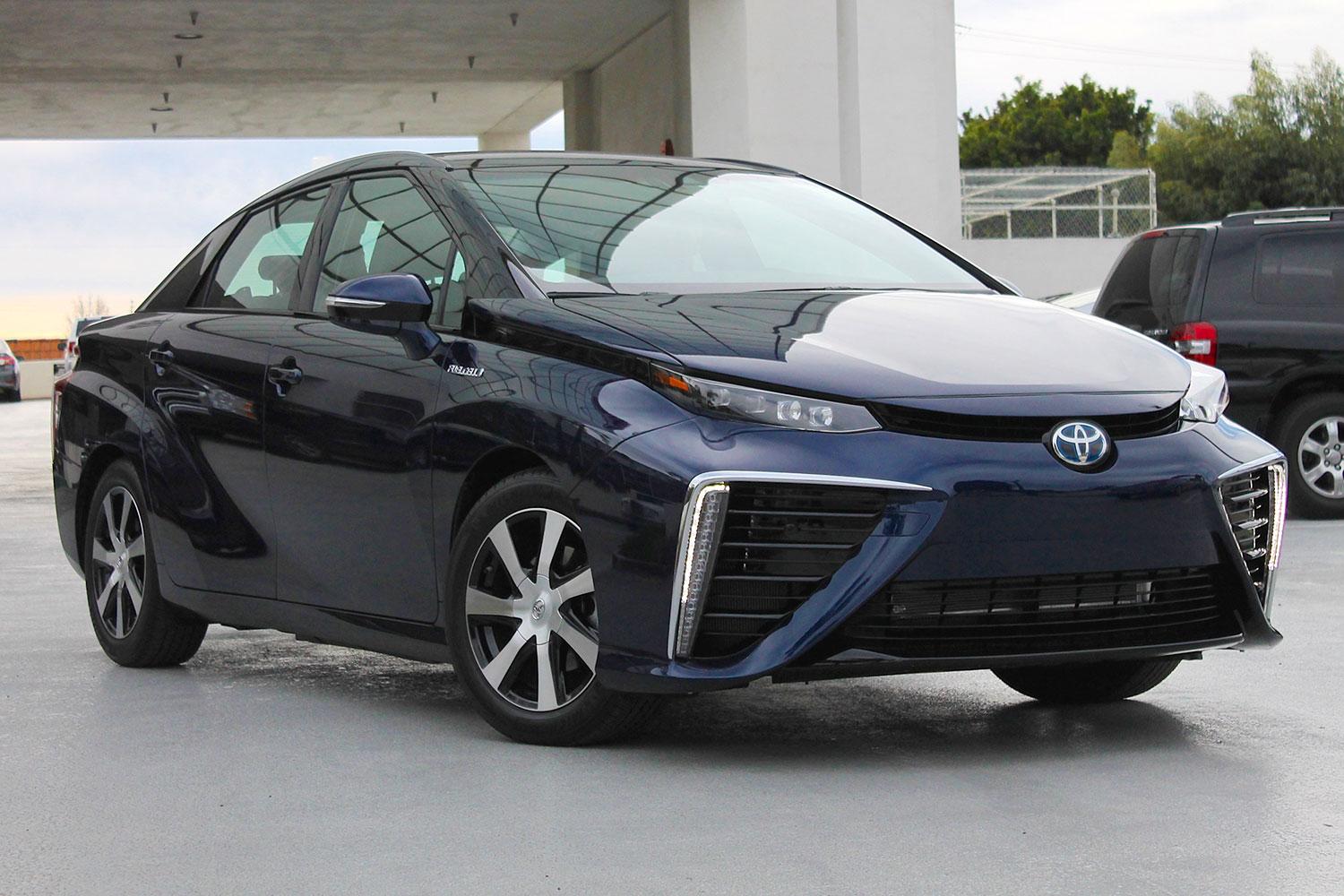 2015 car of the year awards 2016 toyota mirai front angle 2