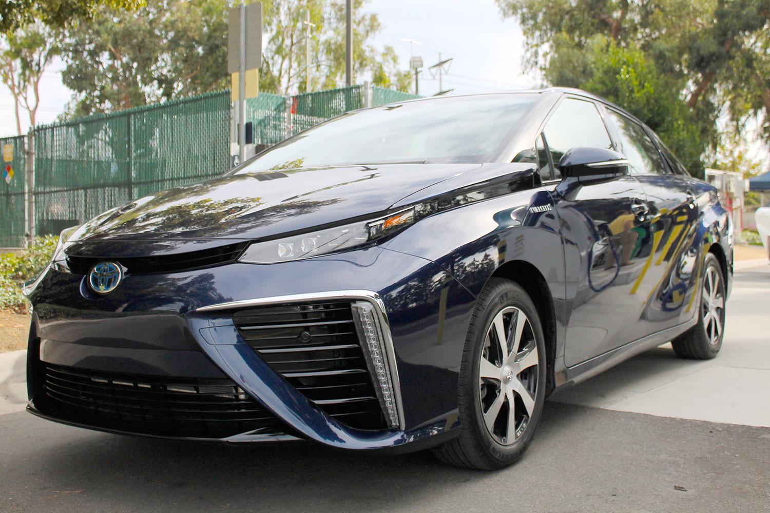 2015 car of the year awards 2016 toyota mirai front angle 3
