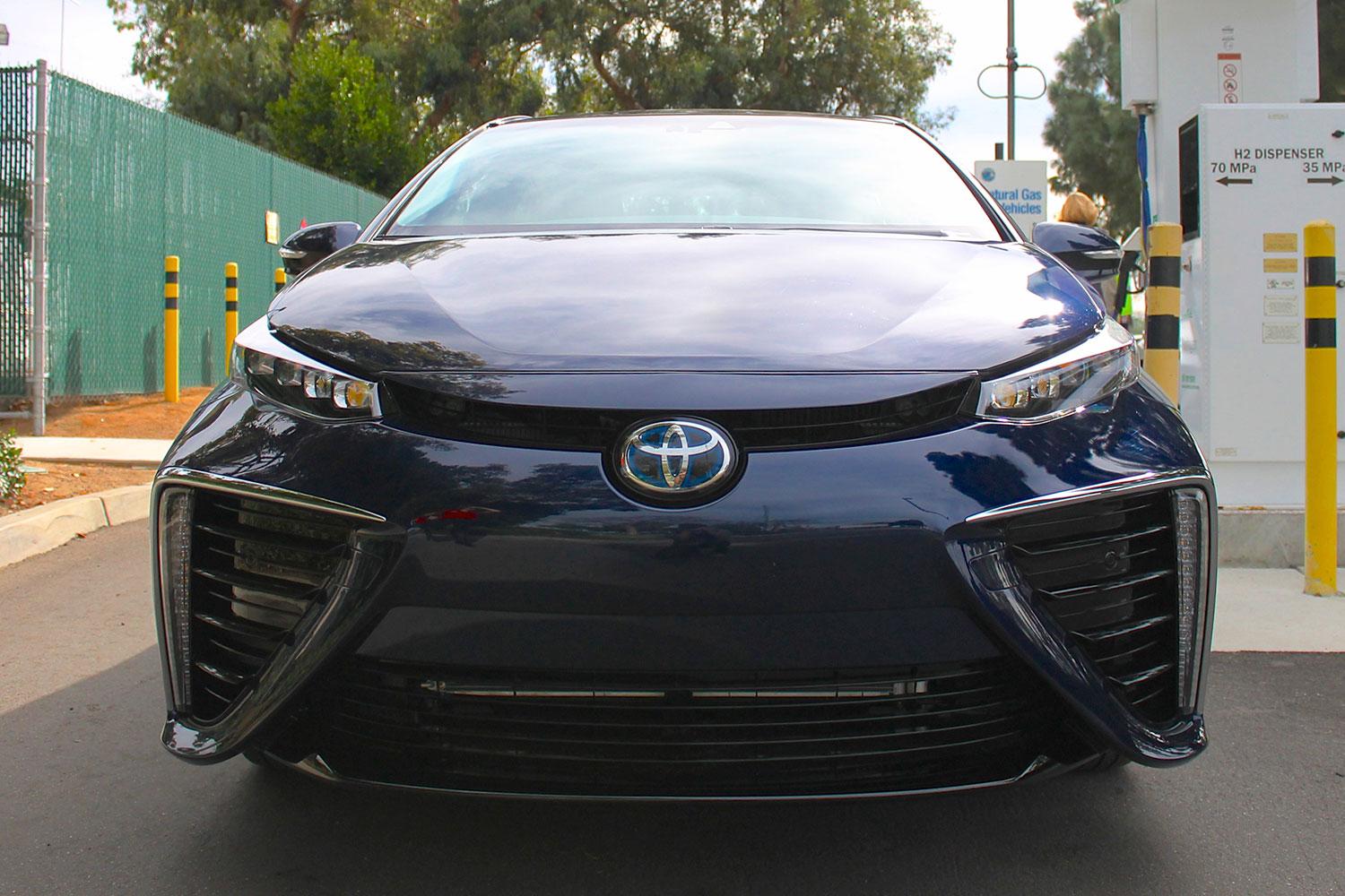 2015 car of the year awards 2016 toyota mirai front full