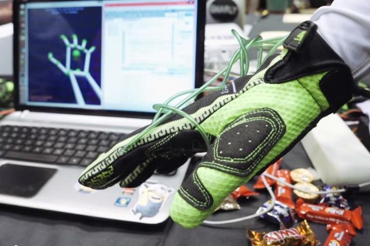 this glove uses air to let you feel digital objects in virtual reality hands omni vr touch rice university