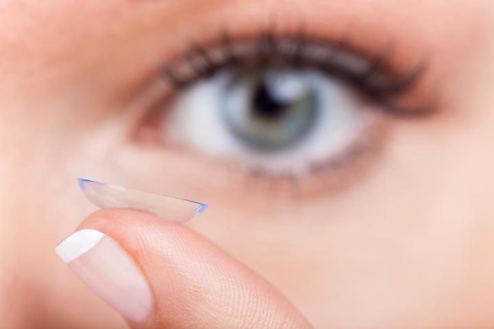 contact lens release drugs eye drops shutterstock photopixel