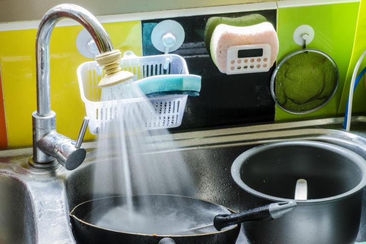 experts say dishwashers use less water than hand washing dirty dishes in a sink
