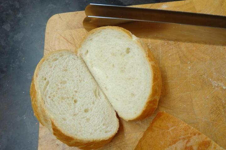 the sandwich knife cuts bread just for sandwiches