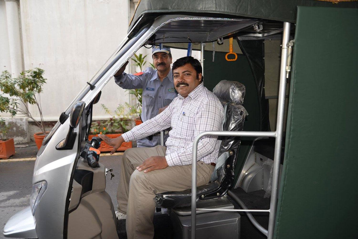 pakistan zar motors electric powered rickshaw solar 003