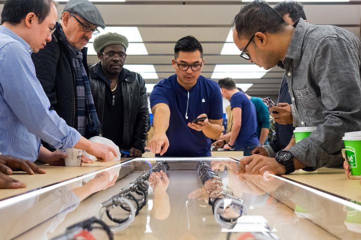 Apple store watch customers