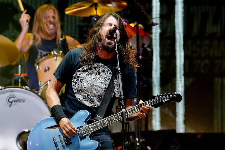 foo fighters cancel shows after dave grohl broke leg audiophile4