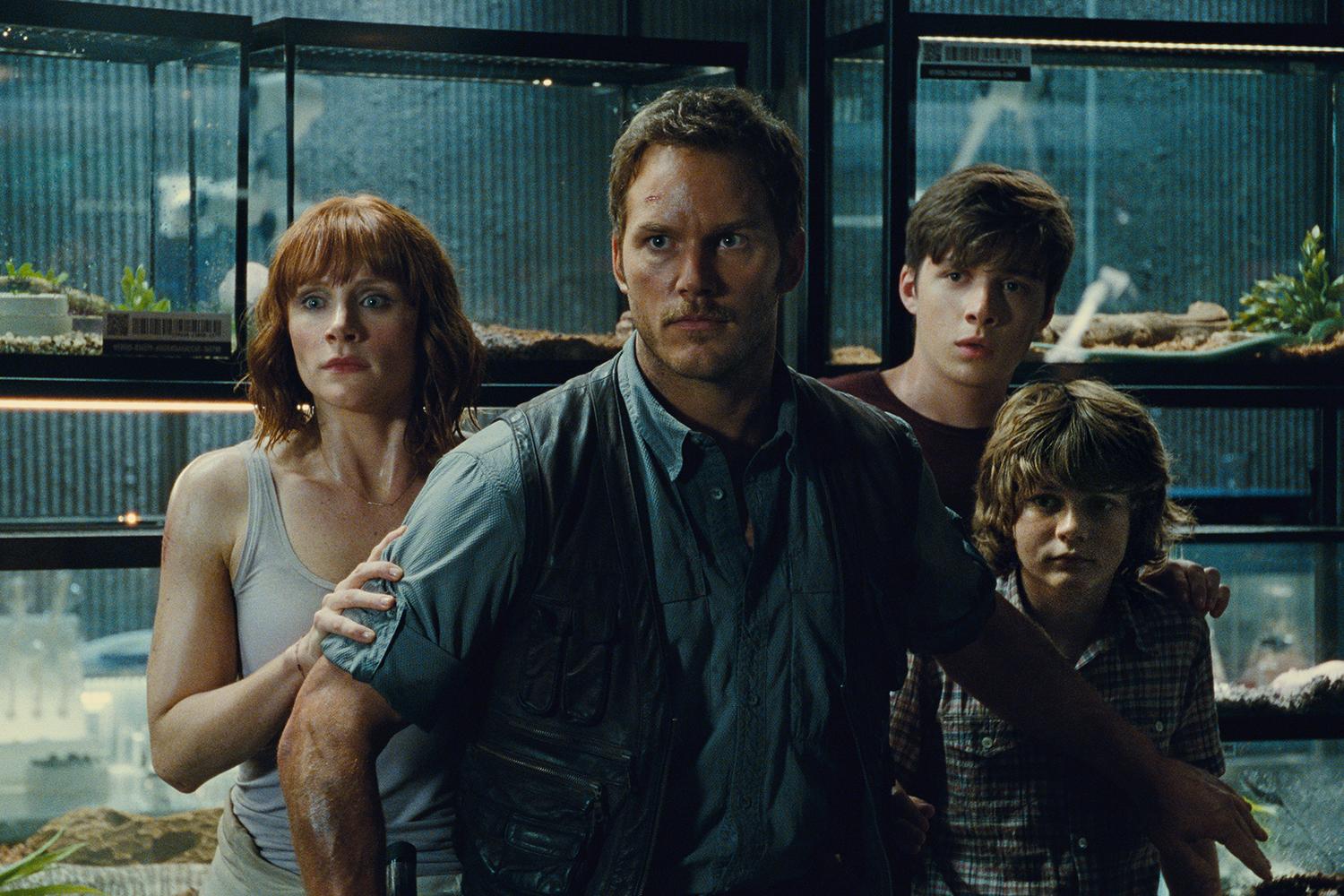Chris Pine and Bryce Dallas Howard stand in front of a dinosaur in Jurassic World