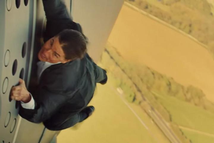 Tom Cruise pendurado na lateral de um avião em "Mission: Impossible -Rogue Nation".