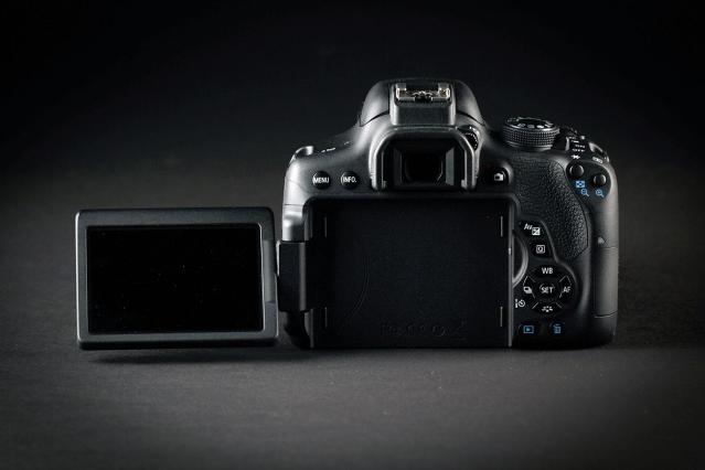 Canon EOS Rebel T6i back screen