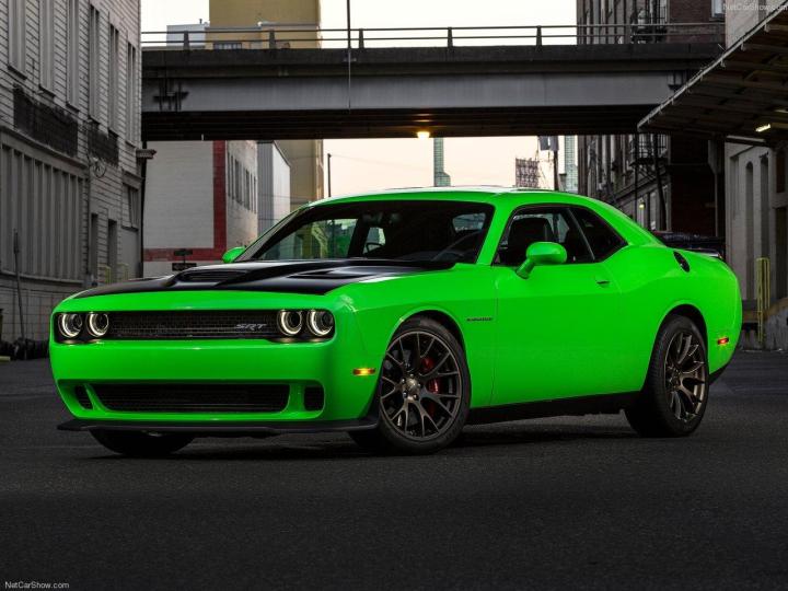 Dodge-Challenger_SRT_Hellcat_2015 front angle