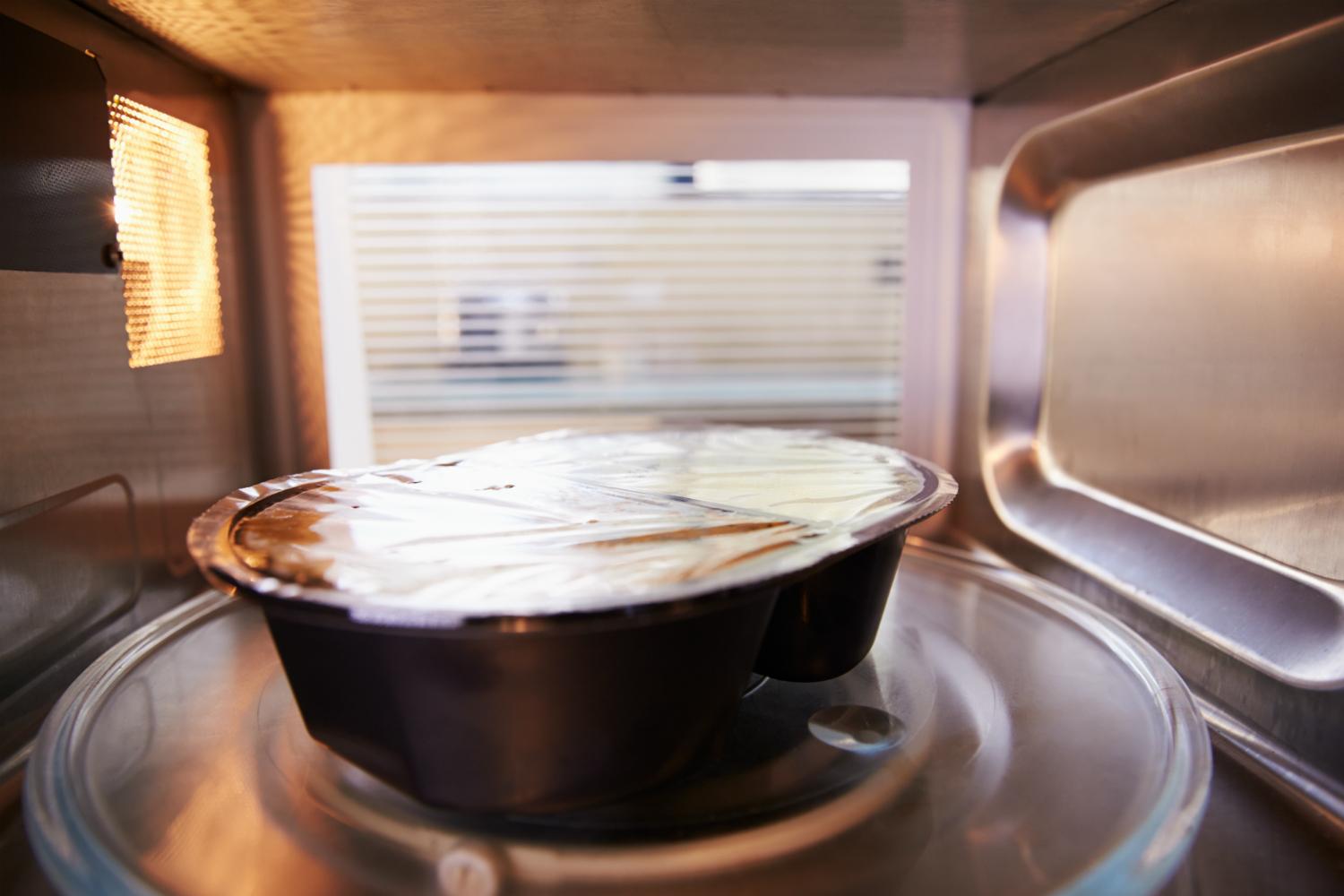 is it safe to heat up plastic in the microwave meal container