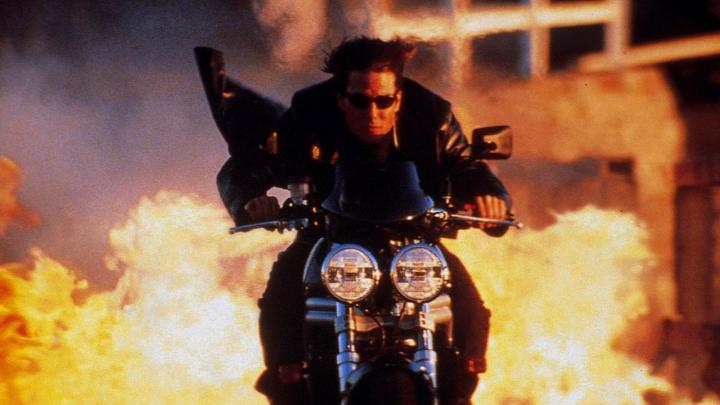 Tom Cruise andando de moto em "Missão: Impossível 2".