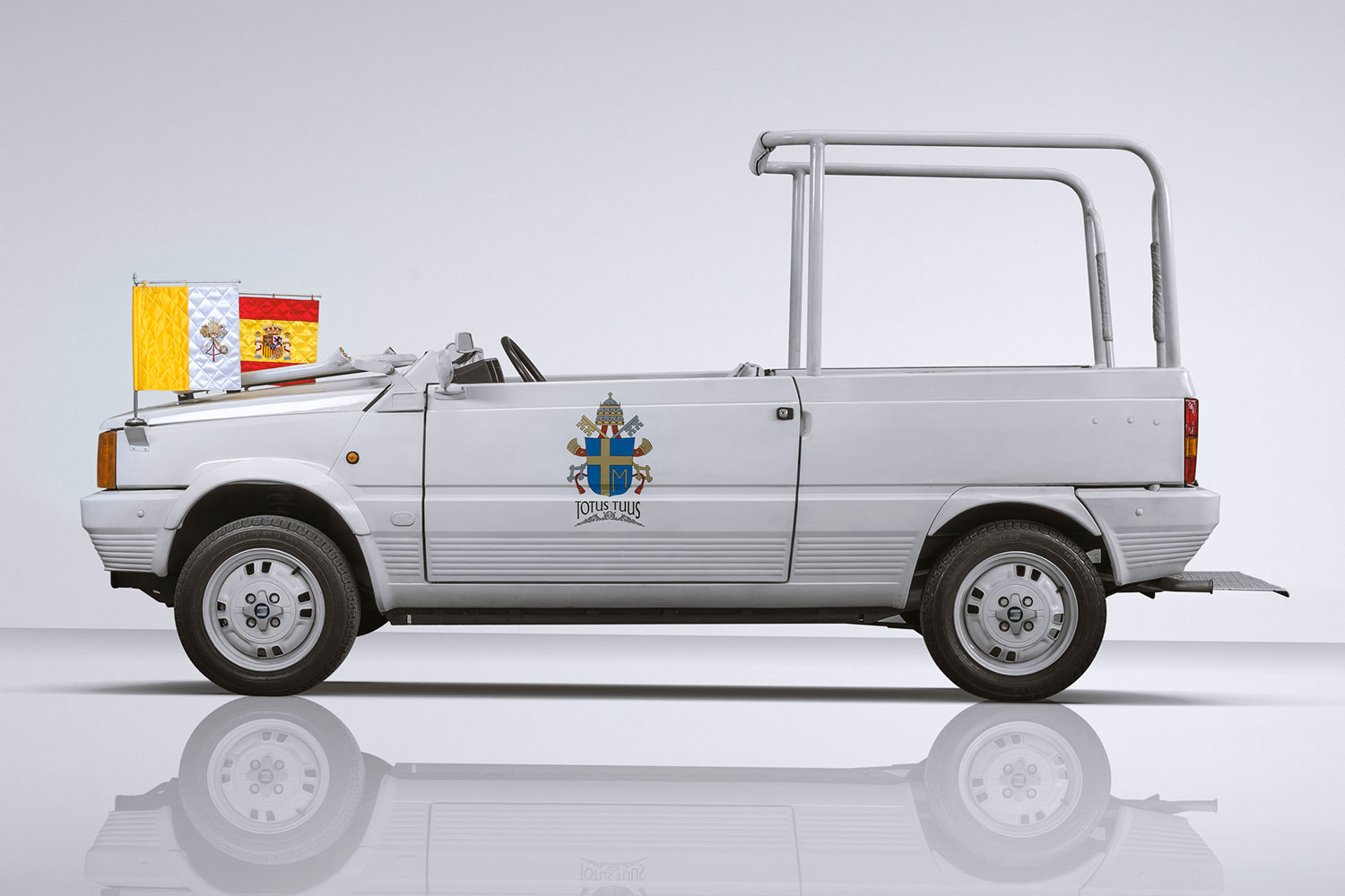 10 sweet popemobiles that will make you wish held the keys of heaven 03 100 lateral 2 seat papamovil