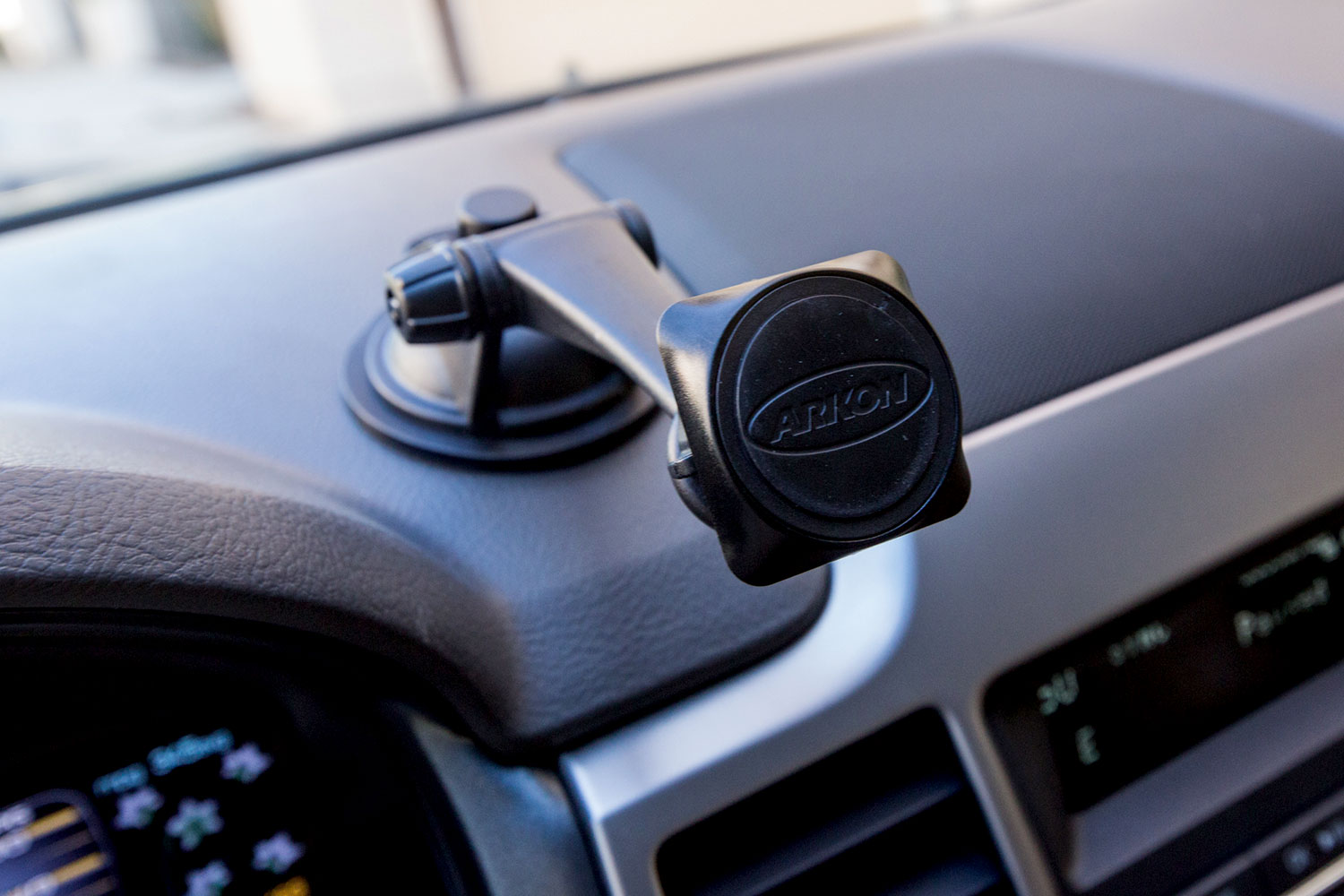 arkon automotive phone and tablet mounts hands on review mag179 magnetic sticky suction moun