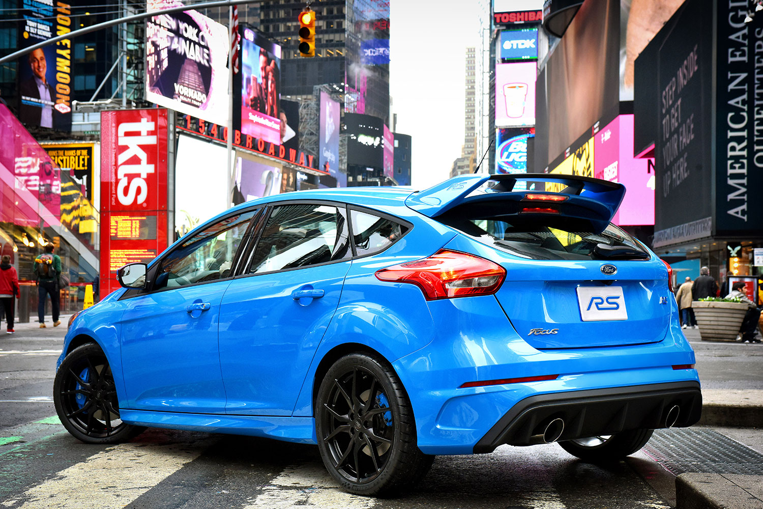 ford focus rs pricing performance specs news focusrs nytimjesquare 02 hr