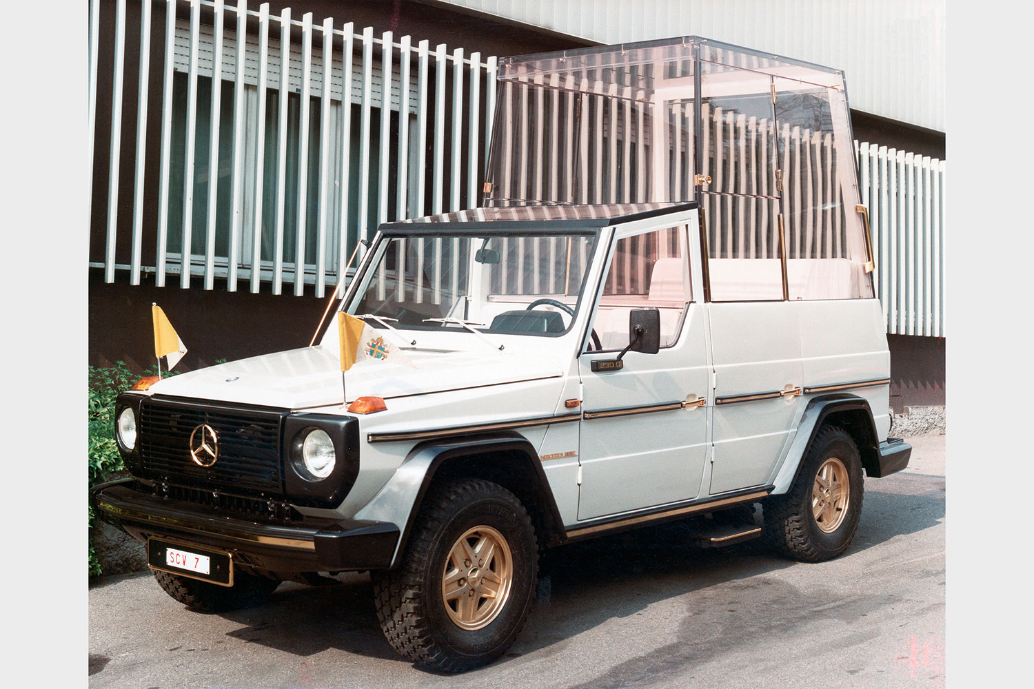 10 sweet popemobiles that will make you wish held the keys of heaven mercedes benz 230 g popemobile  1980 2005dig1033