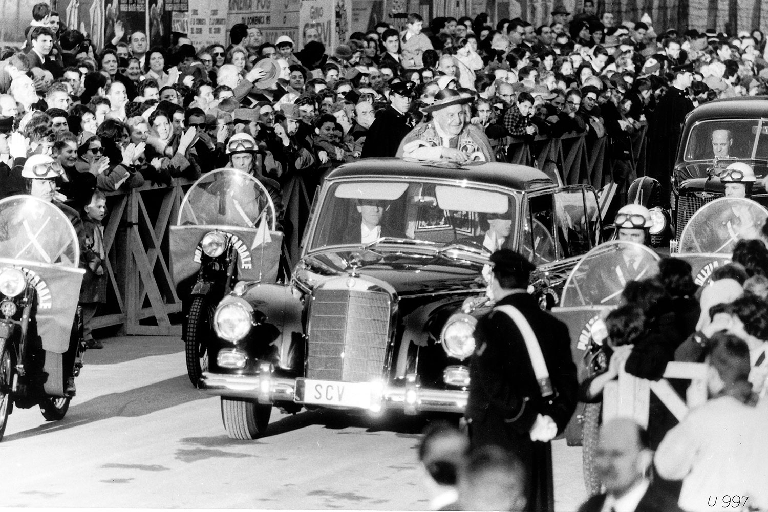 10 sweet popemobiles that will make you wish held the keys of heaven mercedes benz 300d papstwagen23 1960