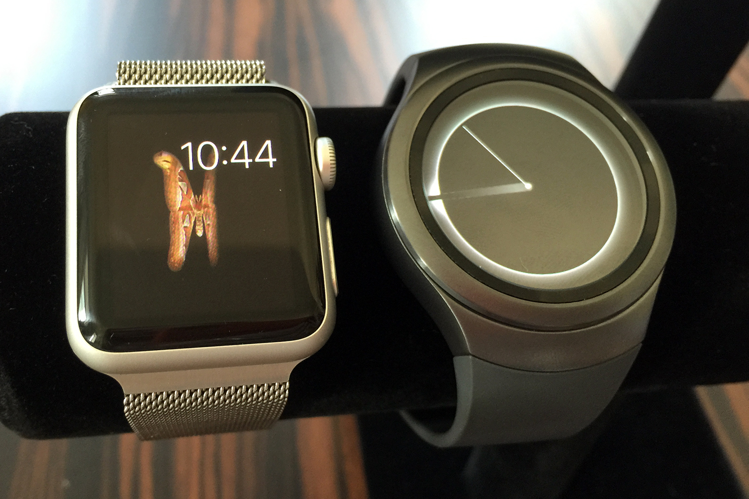 samsung camera wristband watch gear s2 vs apple 5379