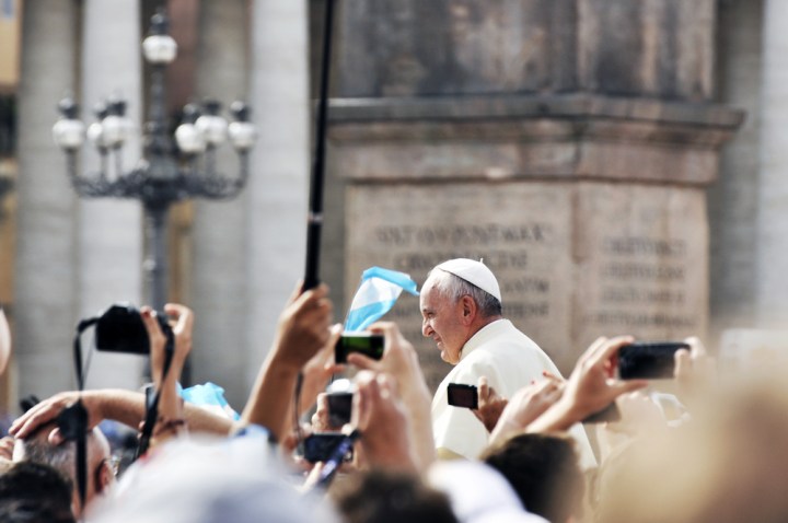 selfie sticks banned from popes visit to dc pope francis
