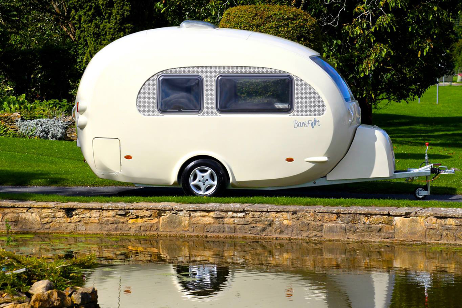 barefoot caravan makes cool curved campers 0015