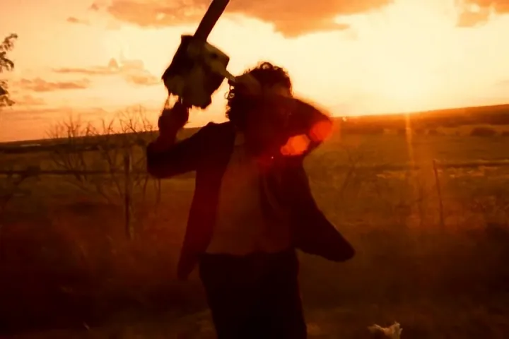 Leatherface corriendo con su motosierra en "La masacre de Texas" (1974).