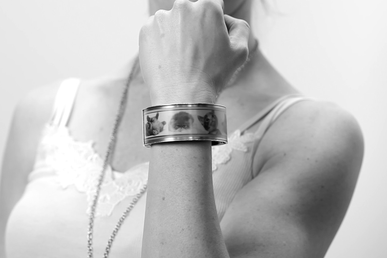 e ink wearable eyecatcher launches kickstarter campaign looksee cats