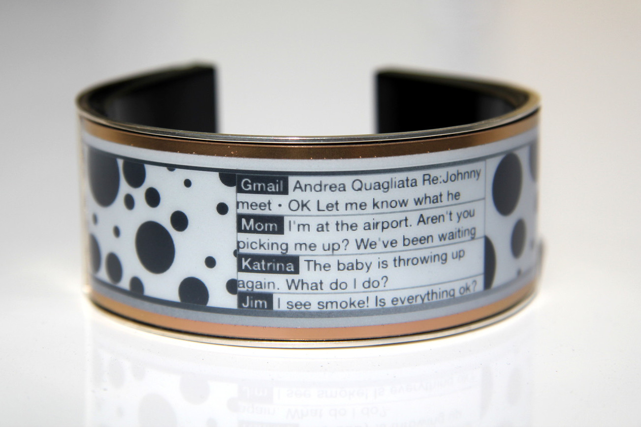 e ink wearable eyecatcher launches kickstarter campaign looksee texts