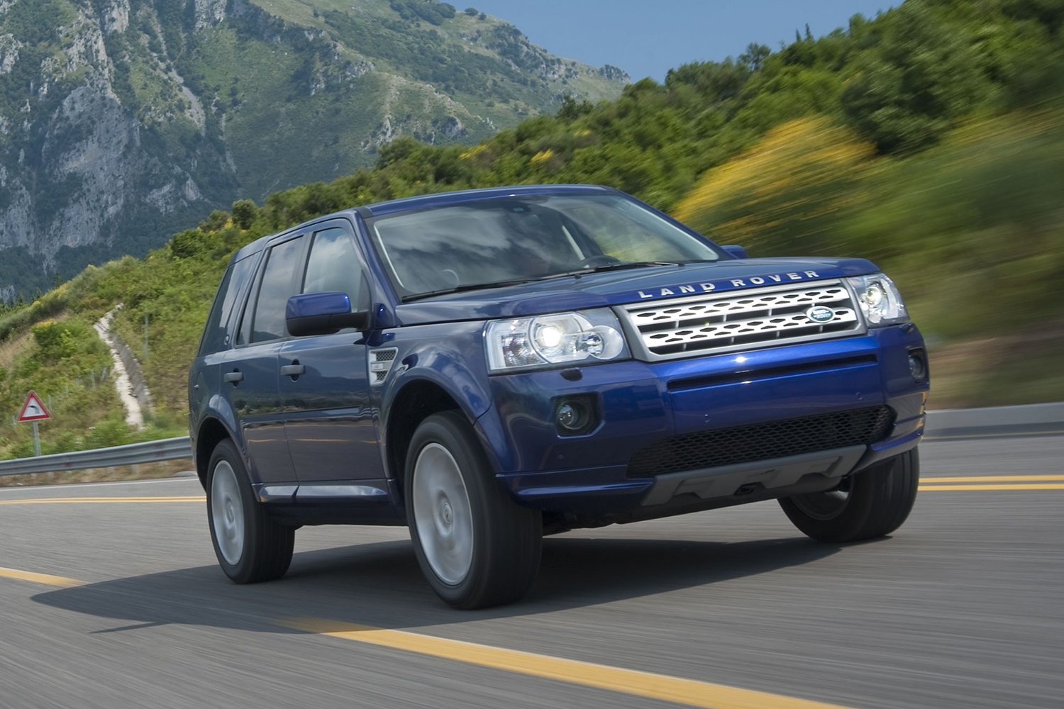 11 cars that will go extinct in 2016 2011 land rover lr2 19