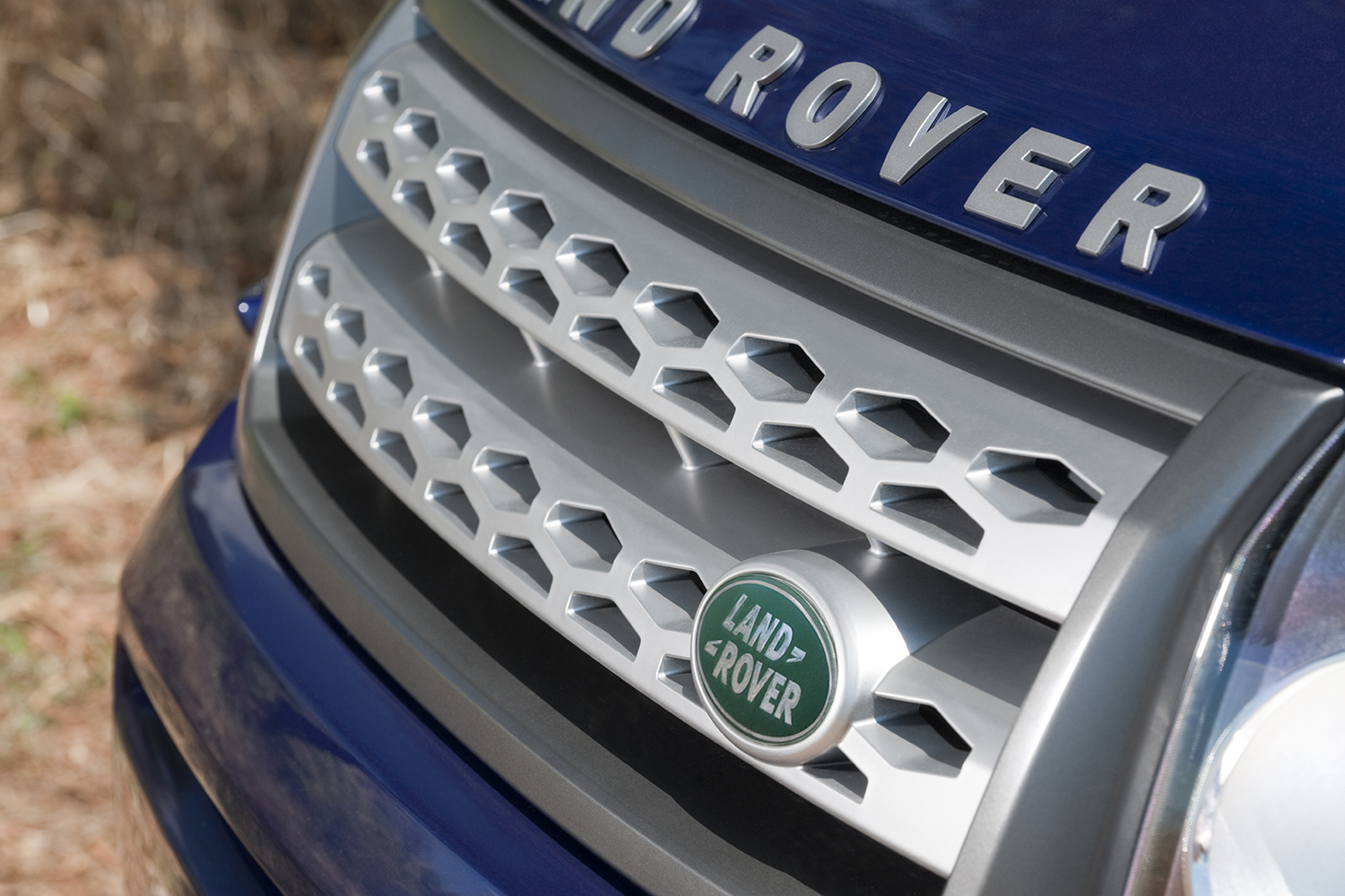 11 cars that will go extinct in 2016 2011 land rover lr2 20