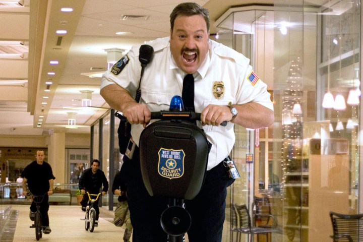 Kevin James monta un segway en Paul Blart: Mall Cop.