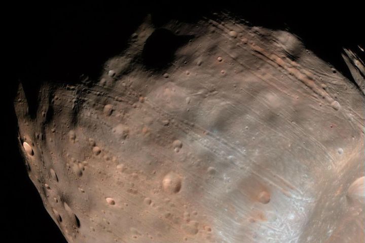 mars moon phobos is breaking apart