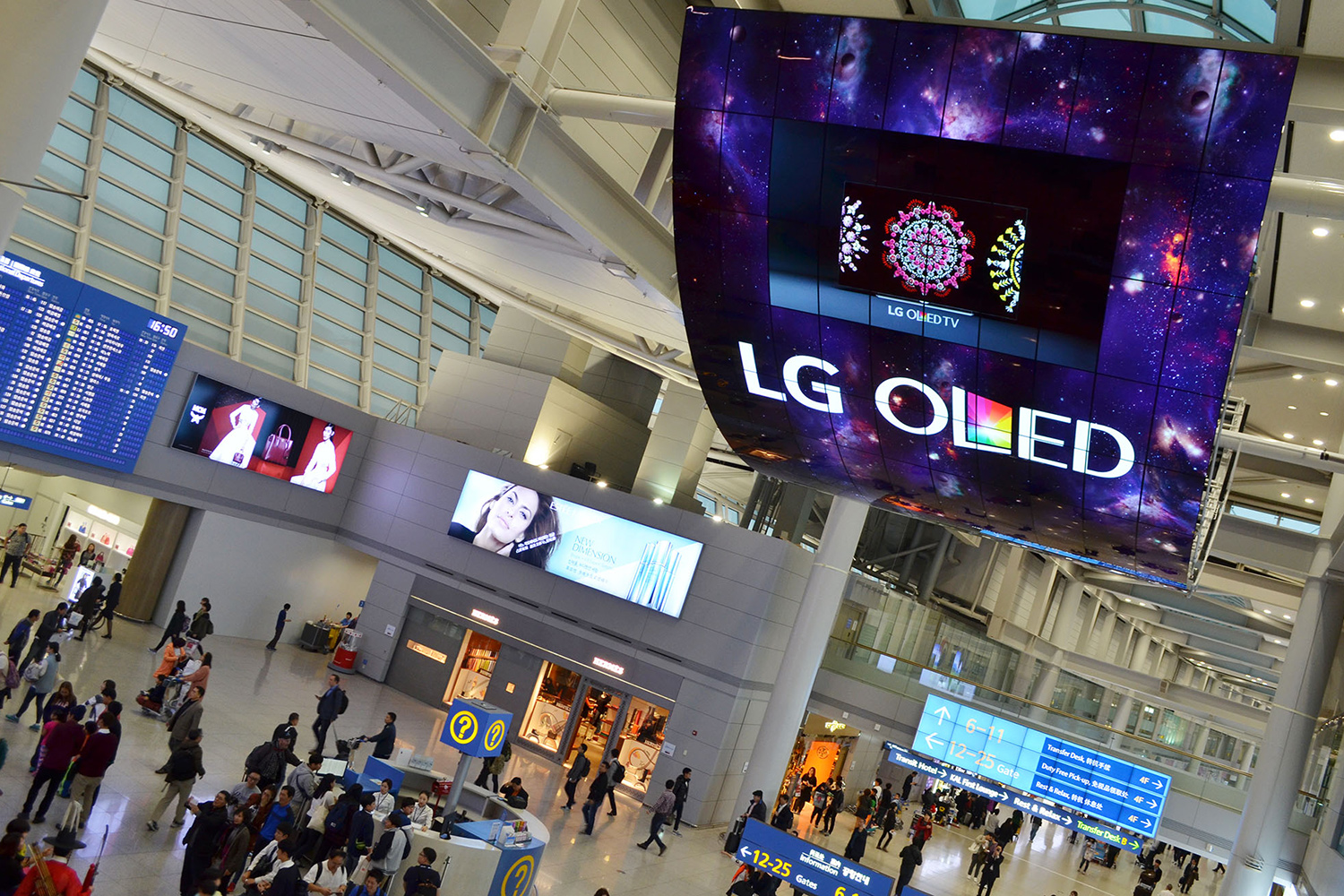 lg flexes its oled muscles with pair of 42 foot tall monster displays display 1