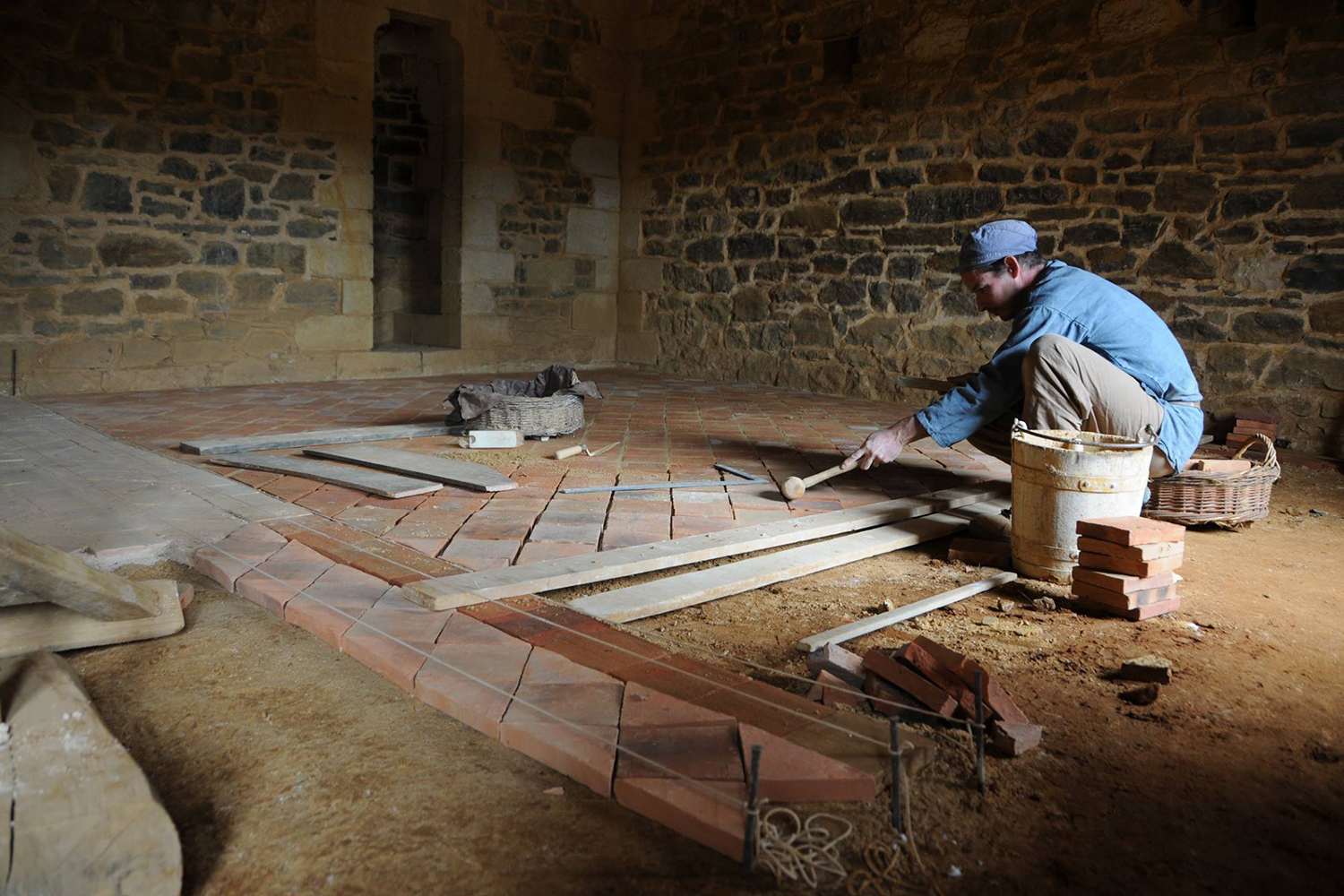 the guedelon castle is being built with 13th century techniques gu  delon 0090