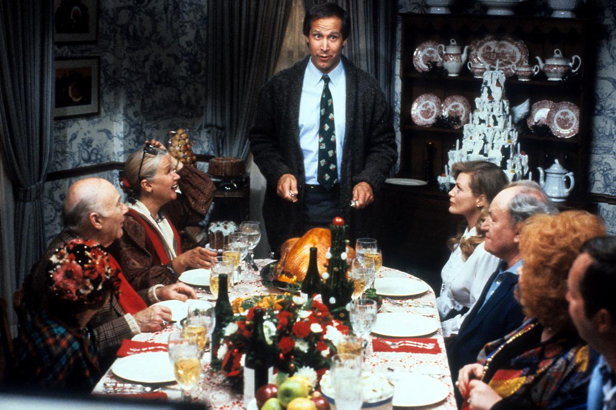 Šeima vakarieniauja „National Lampoon“ Kalėdų atostogose.