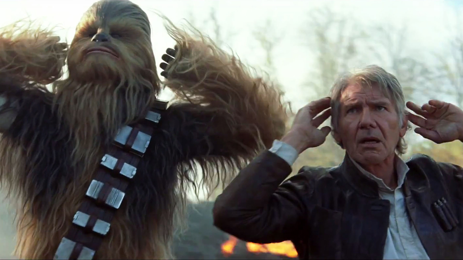 Chewbacca e Han Solo com as mãos atrás da cabeça em Star Wars O Despertar da Força.