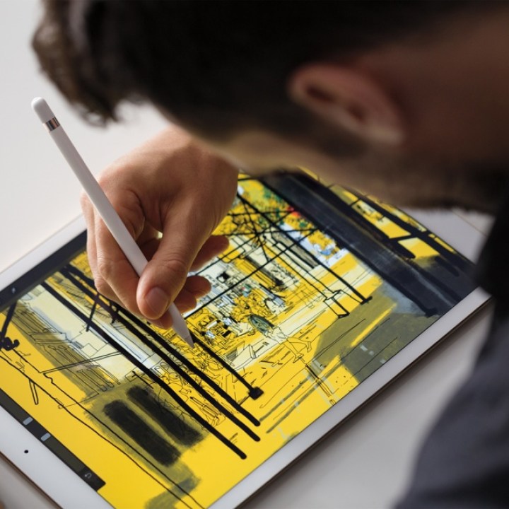 Persona dibujando con Apple Pencil en un iPad Pro de 12,9 pulgadas de 2015. 