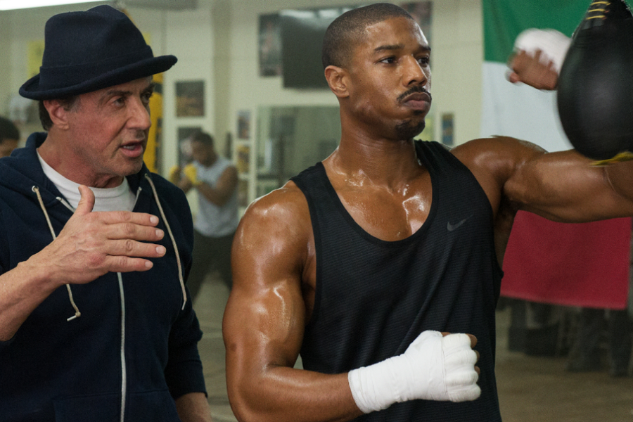 Michael B. Jordan dá um soco em um speed bag em Creed.