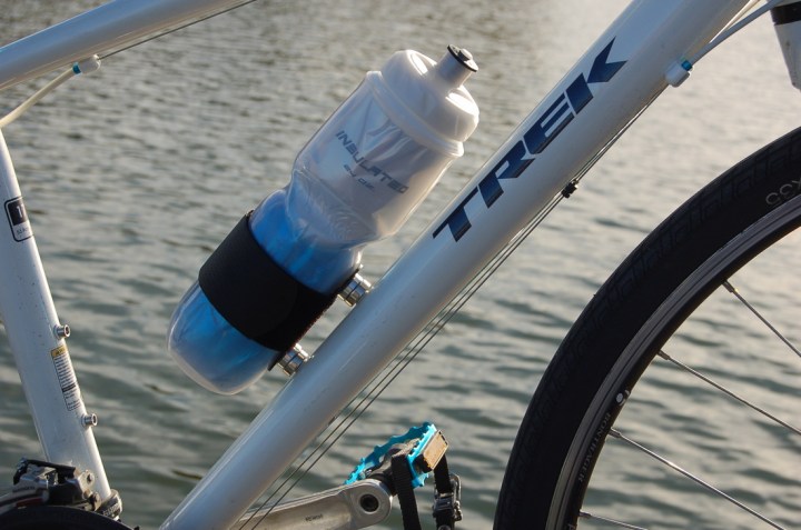 snapflask a neat magnetic solution for any bike bottle