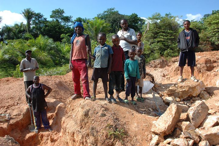 amnesty international conflict cobalt report news child labor  artisan mining in kailo congo