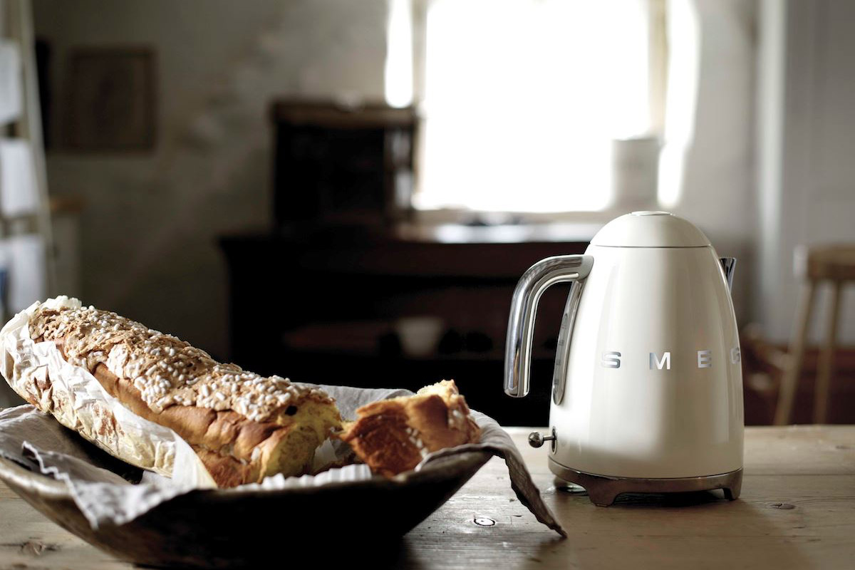 smeg introduces a retro dishwasher and bigger fridge klf01  50s style electric kettle 1